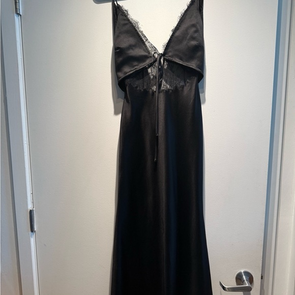 Elegant Black Lace Trim Nightgown - Picture 1 of 4